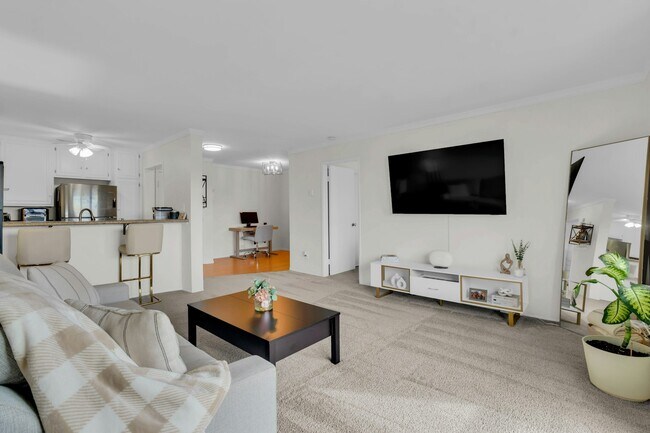 Building Photo - 6924 Hyde Park Dr