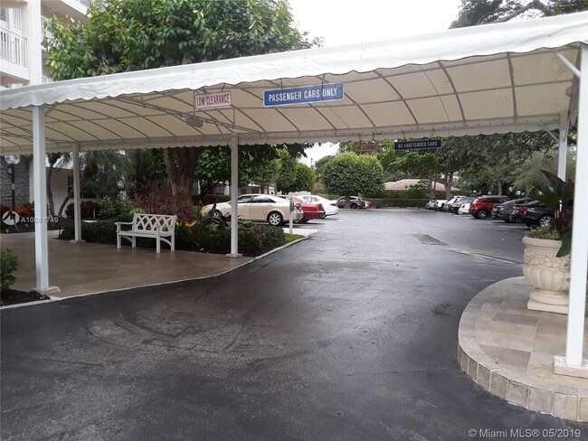 Building Photo - 3499 Oaks Way