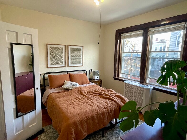 Building Photo - 17 Gray St