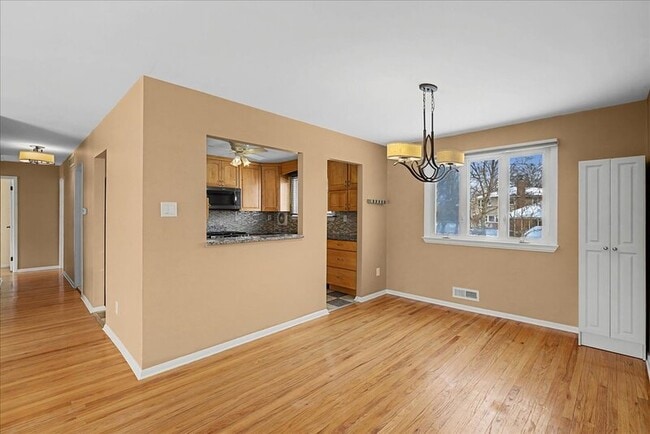 Building Photo - 5 Knollwood Dr