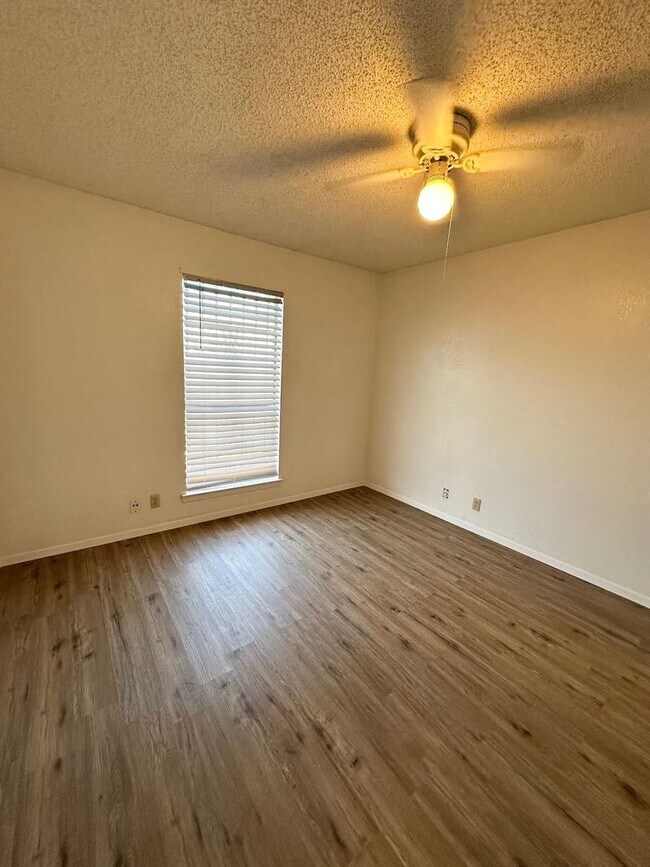 Building Photo - 2 Bedroom 1 Bathroom House For Rent!