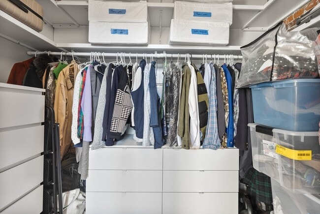 Building Photo - 320 W 2nd St