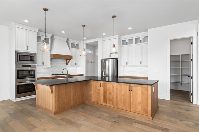Building Photo - 5 Bedroom in Dry Creek Ranch