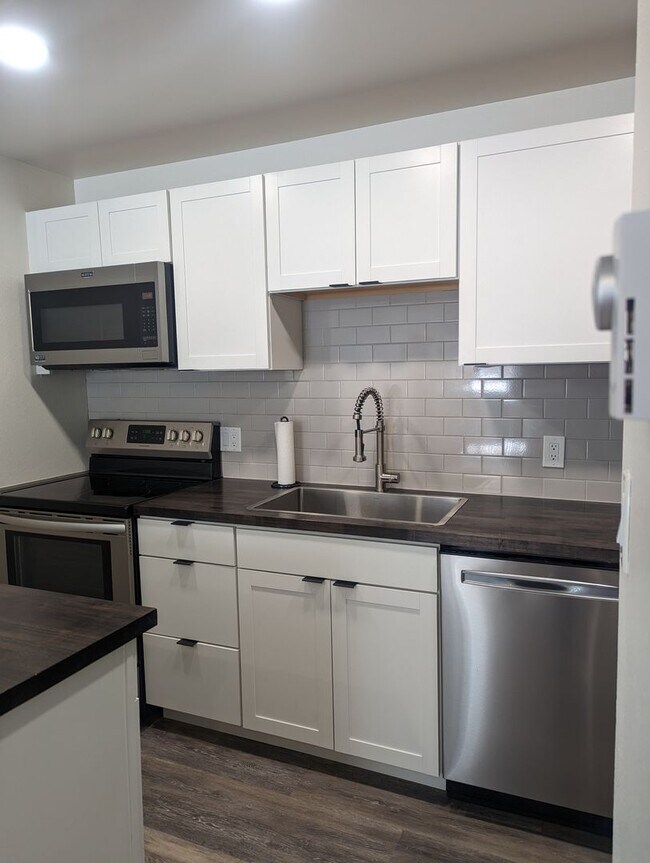 Building Photo - Bright & Inviting 1BDR Ground Level Condo