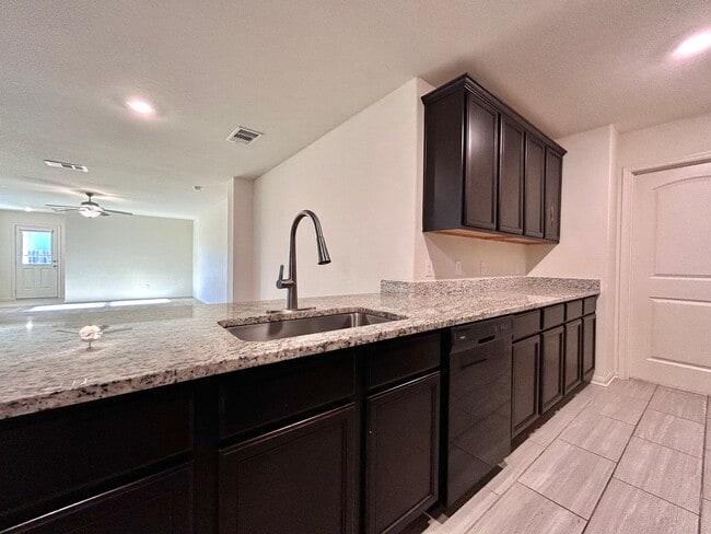 Building Photo - Comfortable 3 Bed / 2 Bath Home with Washer & Dryer and 2-Car Garage