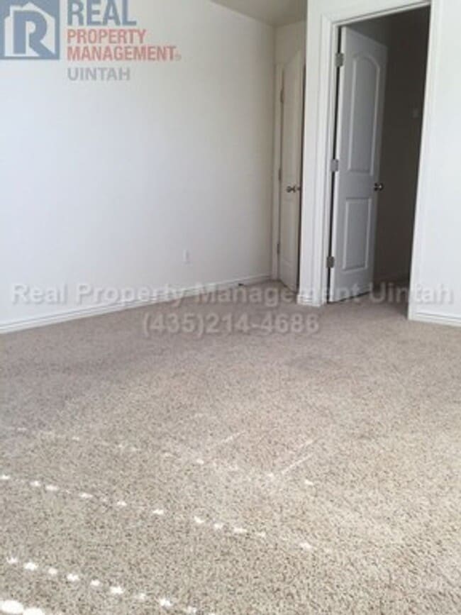 Building Photo - 3 Bed 2.5 Bath Townhome in Split Mountain.