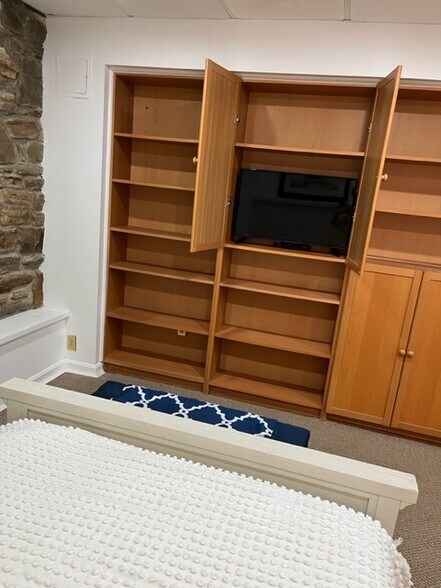 Building Photo - 5515 Roland Ave