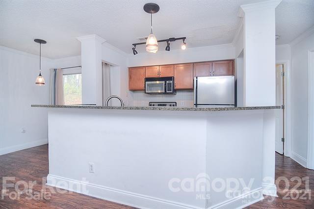 Building Photo - 2500 Cranbrook Ln