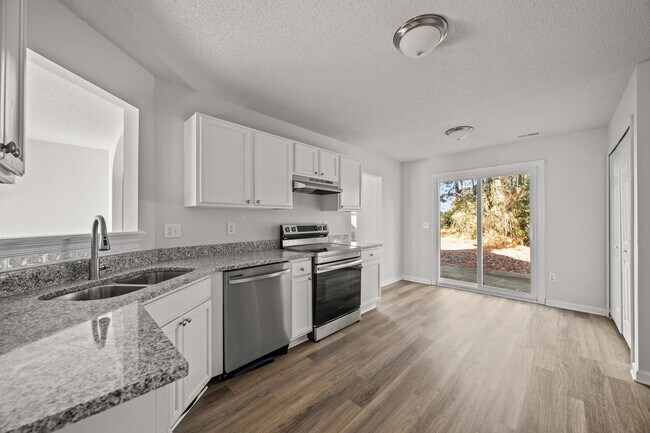 Building Photo - Updated 3BR Home with Garage, Pet Friendly!