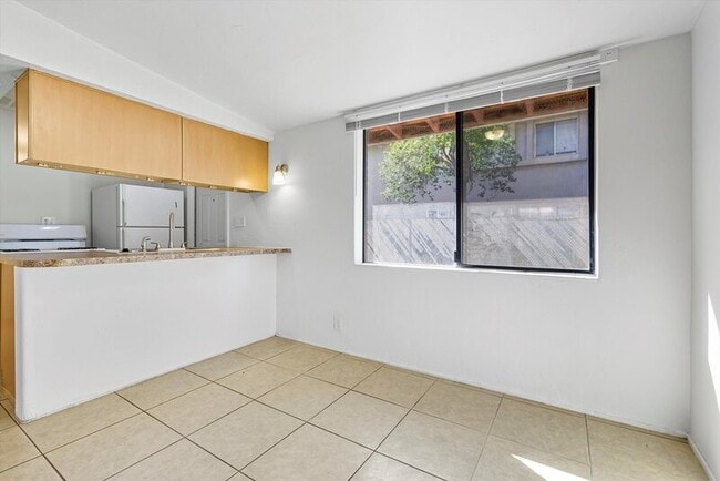Building Photo - 1638 N Beverly Ave