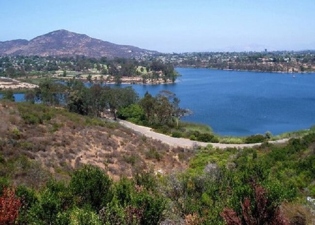 Building Photo - Updated 2 Bed, 1.5 Bath in La Mesa!! Water/Trash Included