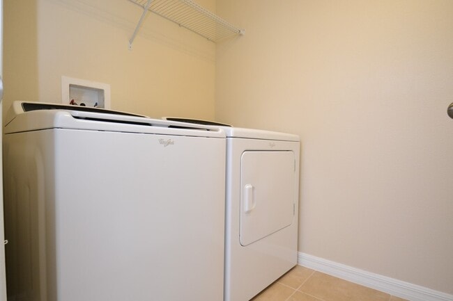 Building Photo - Gorgeous Lake View 3 BR 2.5 bath Luxury To...