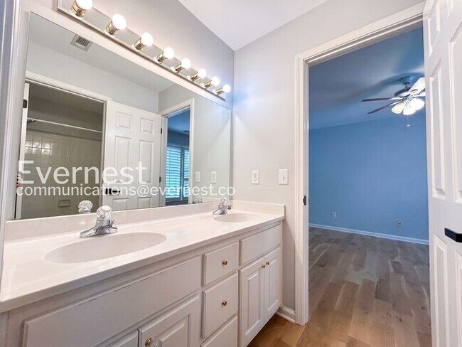 Building Photo - 5 Bed/3.5 Bath Home with Garage /Available Now!