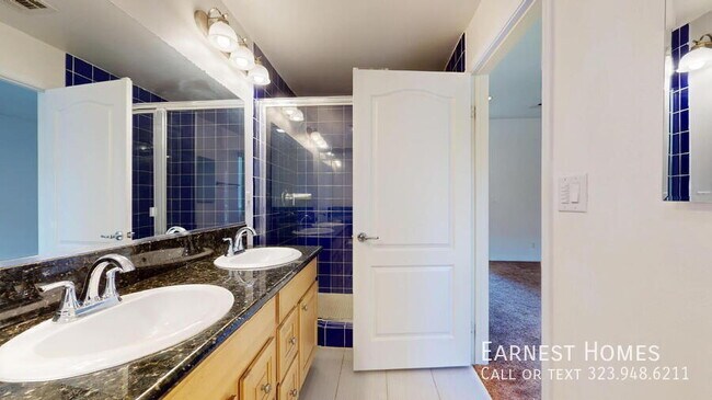 Building Photo - 11622 Oxnard St