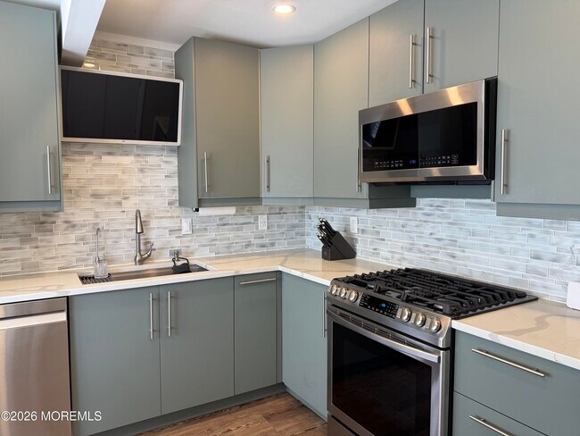 Building Photo - 15 Beachway Ave