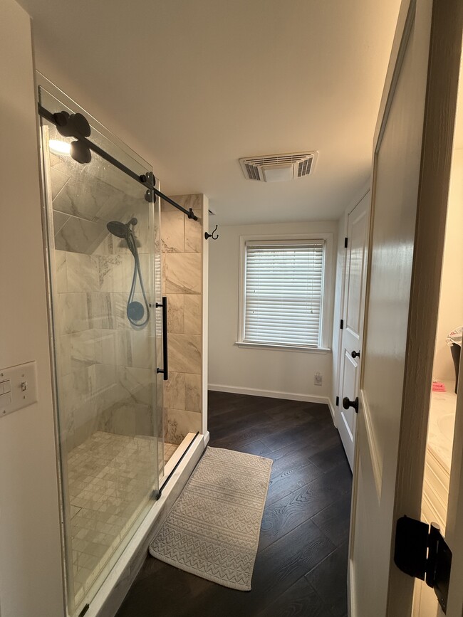 Building Photo - 701 W Oak St