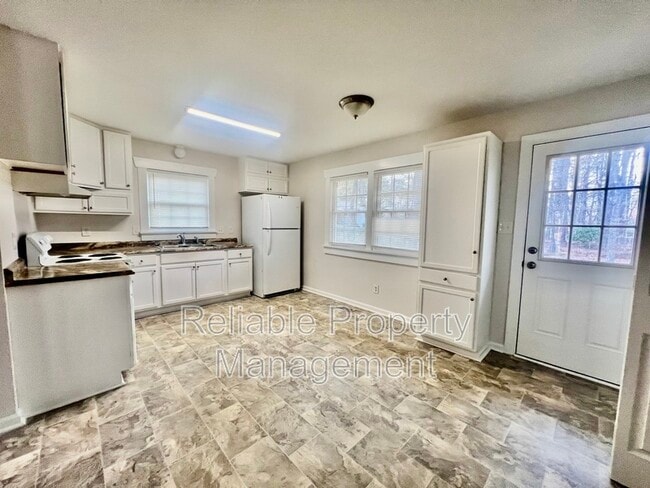 Building Photo - 1703 Foxwood Dr