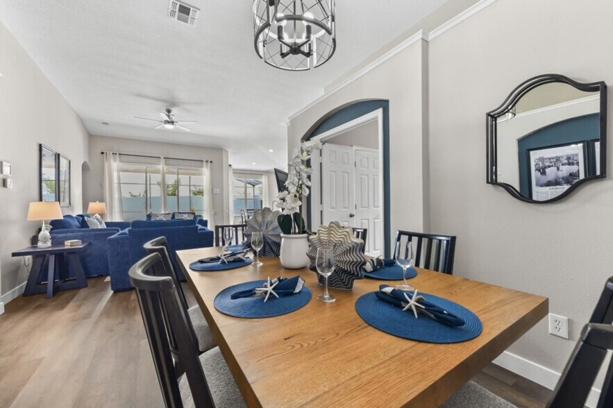 Building Photo - 8022 King Palm Cir