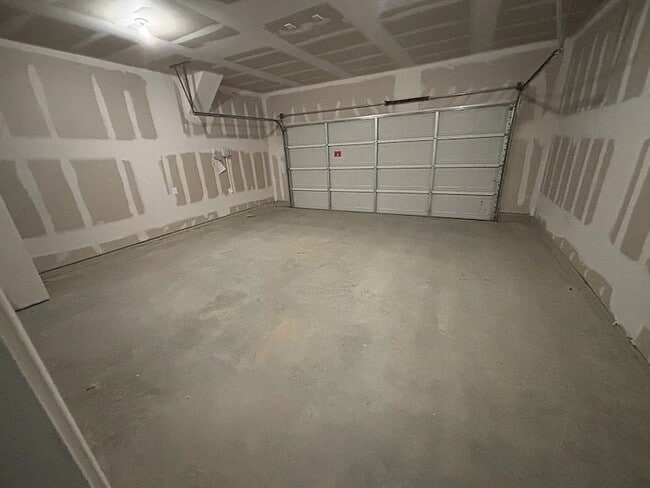 Building Photo - 5940 Sahara Dr