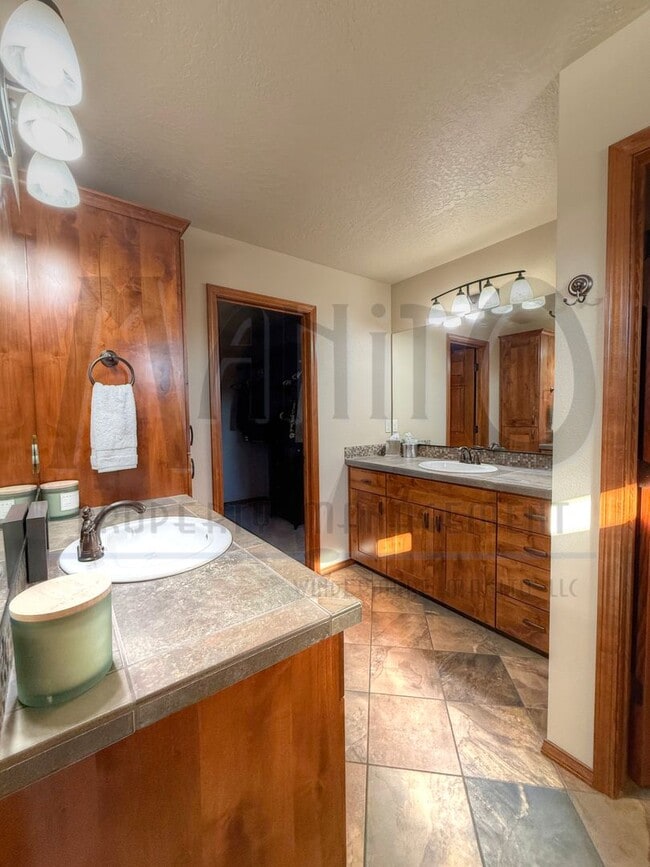 Building Photo - Stunning River Ridge Home With Spectacular Views