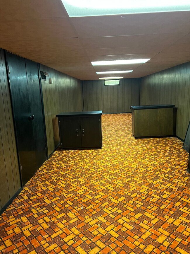 Building Photo - Amazing 3 Bedrooms with Rec Room Single Family in an Excellent Neighborhood!