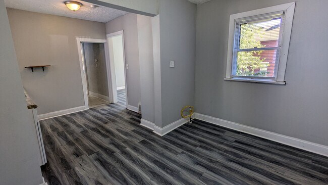 Building Photo - 4-Bedroom, 1-Bathroom Single Family Home f...