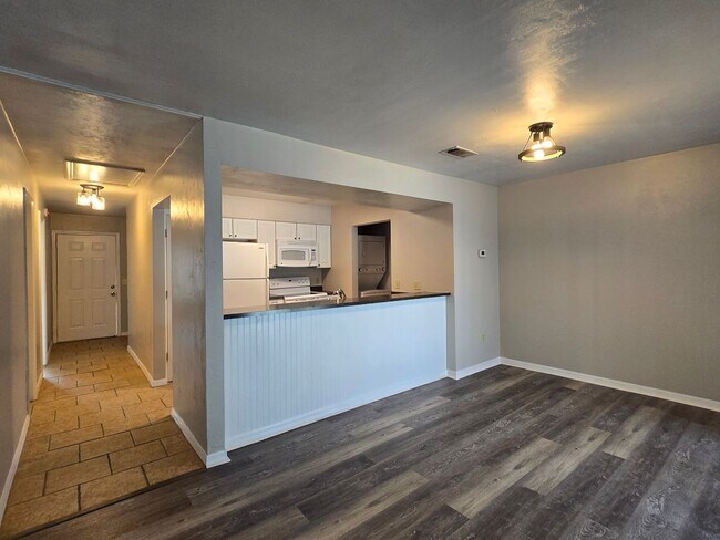 Building Photo - 2 Bedroom 2 Bath Condo