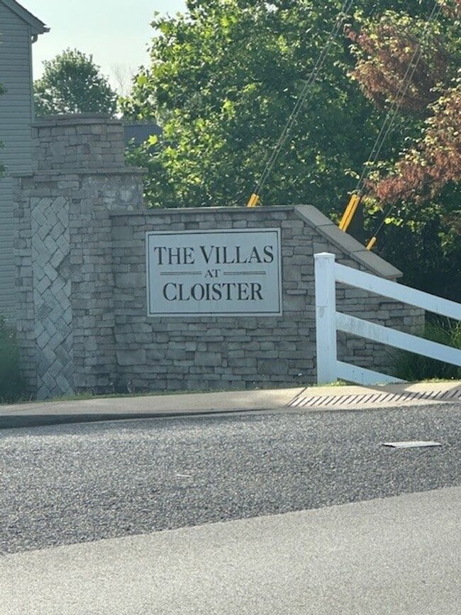 Building Photo - Spacious 3 bedroom Townhome now available for May 1 move in!