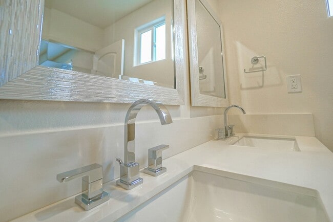 Building Photo - 1118-1118 1/2 W 39th Pl