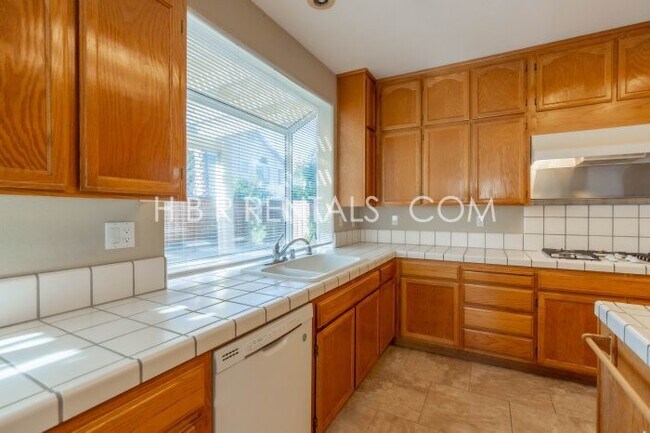 Building Photo - Move in Ready Beautiful 4 Bed Home in Tracy - Full Bed/Bath on 1st floor