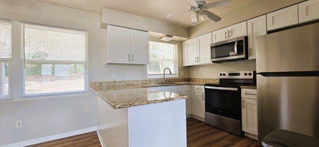Building Photo - 1007 Highview Dr