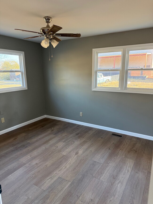 Building Photo - 118 Lake Dr