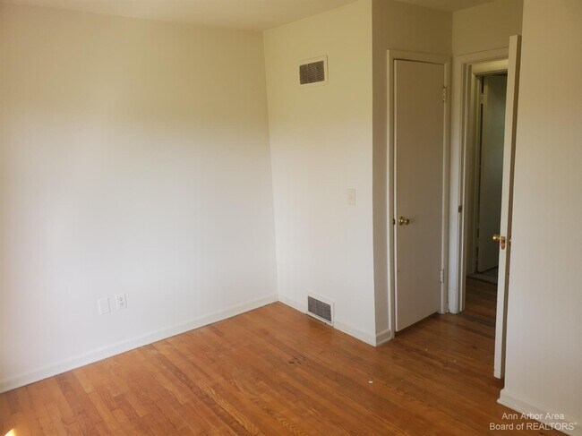 Building Photo - 2554 Crystal Dr