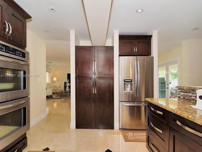 Building Photo - 3141 Hollywood Blvd