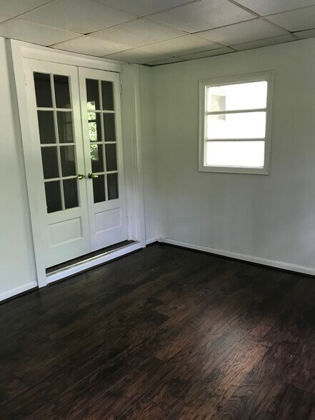 Bedroom 2, closet entrance - 633 Clairmont Cir