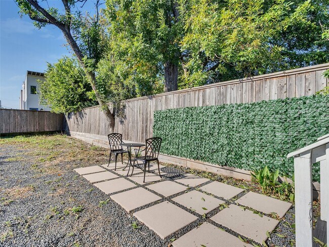 Building Photo - 4730 Bell St