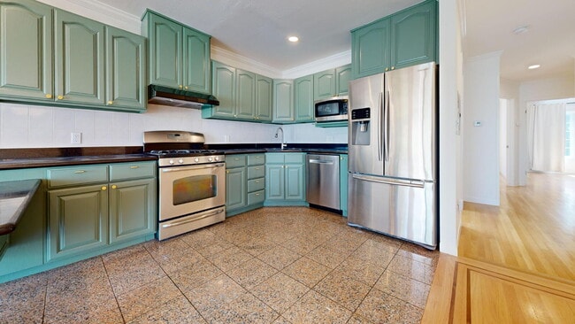 Building Photo - Spacious 3BD/3BA Home with Sunroom, Renova...