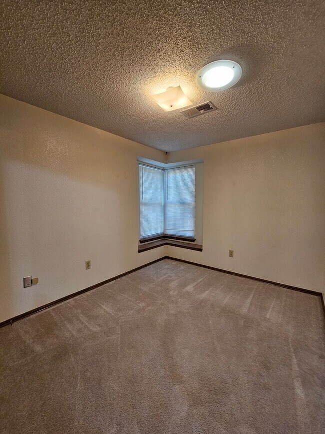 Building Photo - 2116 Westmore Dr