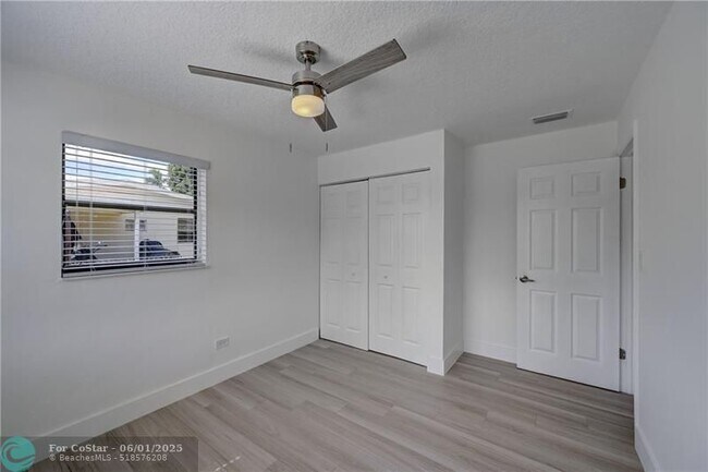 Building Photo - 5521 SW 39th St