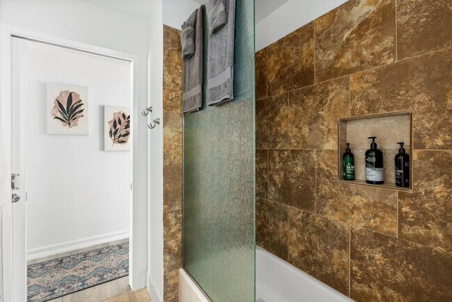 Building Photo - Beautiful fully furnished 3 bedroom home i...