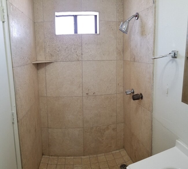 Building Photo - COZY AND AFFORDABLE UNIT ACROSS FROM CELEBRITY THEATER