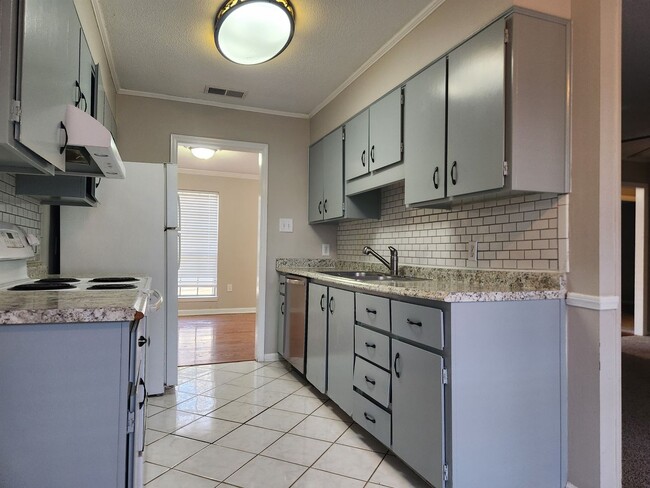 Building Photo - **Available in February " Charming 3 Bedroom 2 Bath Home in Georgetown!