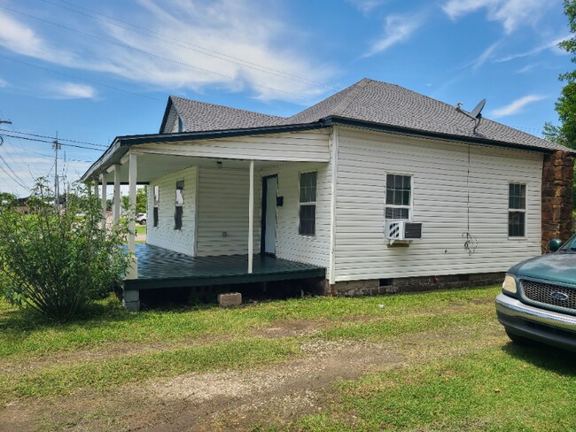 Building Photo - 101 E 2nd St