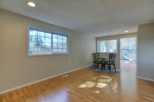 Building Photo - Cheery 3bedroom/1bath Rambler in Federal Way