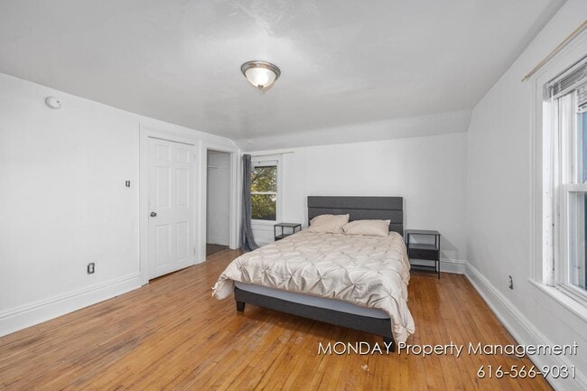 Building Photo - 263 W Muskegon Ave