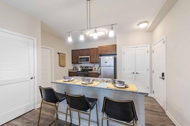 Building Photo - District Vue