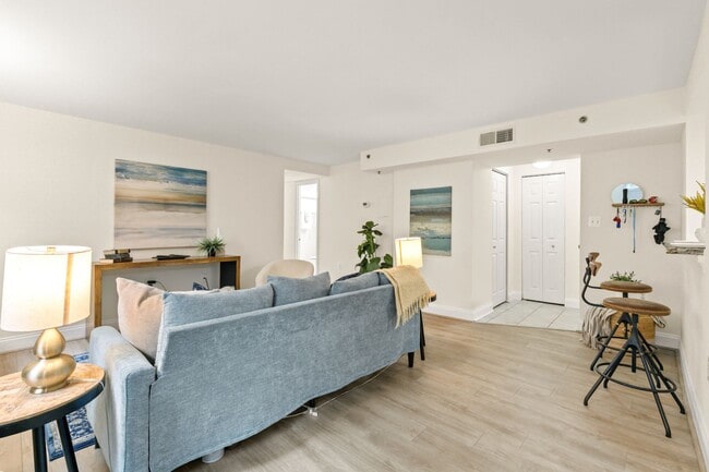 Building Photo - Spacious & Conveniently Located 2br/2ba on U St Corridor!