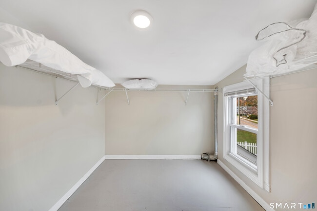 Building Photo - 736 Main St