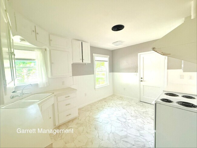Building Photo - Beautiful 2/1 House for Rent in Lampasas, TX