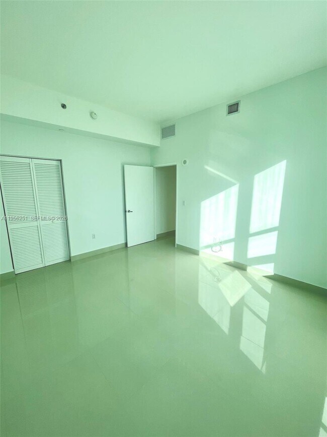 Building Photo - 950 Brickell Bay Dr